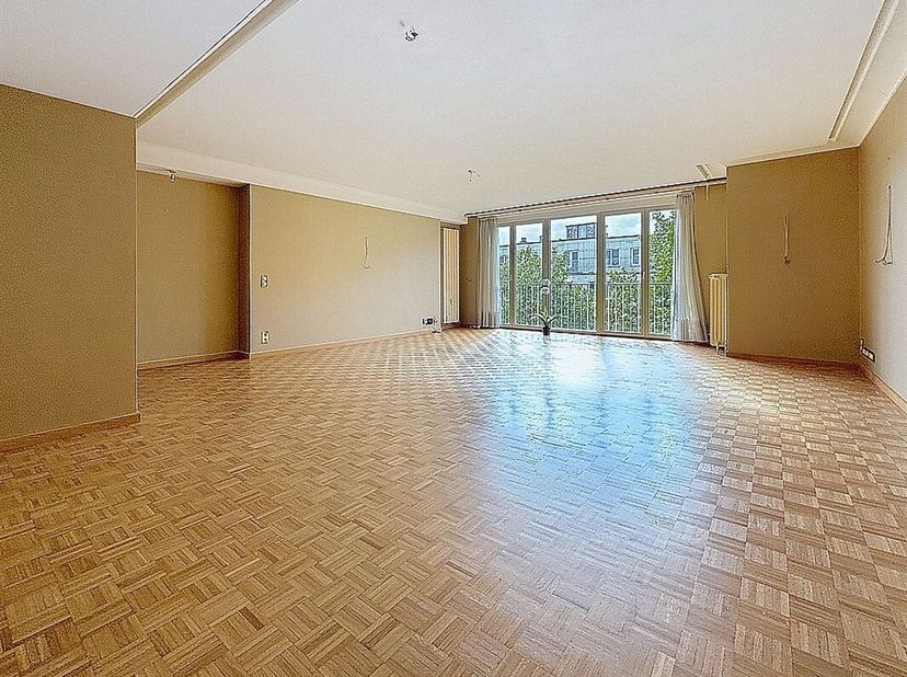 Avenue Molière, magnifique appartement rénové situé au 6ème étage sur 7 étages et en parfait état. Il offre 178 m² + petite terrasse ouest.<br />
Il s