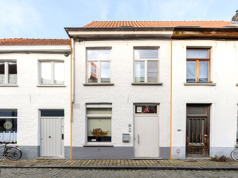 Kom en ontdek deze toffe stadswoning met 3 SLAAPKAMERS en zonnige TERRAS op een TOPLOCATIE in hartje centrum. Tot. grondopp.: 75m2. Deze tiptop onderh