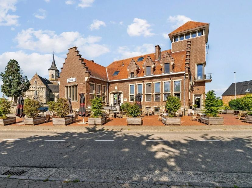 Na de fusie in 1977 met Tienen verloor dit imposante gebouw zijn functie als gemeentehuis.<br />
Pas in 2021 werden er via een bijkomende inkom, aan d