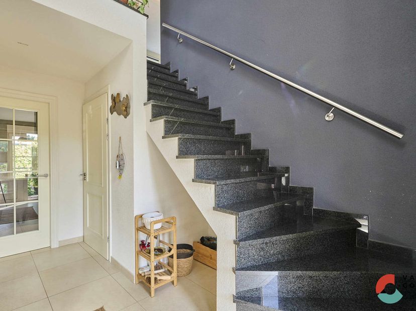 Zeer goed gelegen gezinswoning met 4 slaapkamers, een goed EPC en een inpandige garage in Hechtel. Deze woning met 2008 als bouwjaar bevindt zicht in