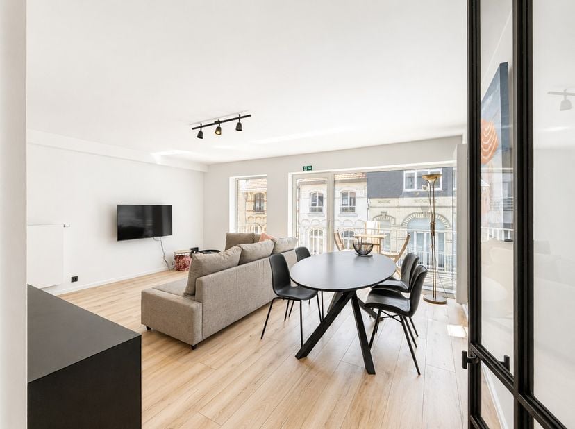 Mooi vernieuwd appartement met 1 slaapkamer en dit op een toplocatie te Heist-aan-Zee. <br />
Het appartement bevindt zich tussen de Zeedijk, de mooi