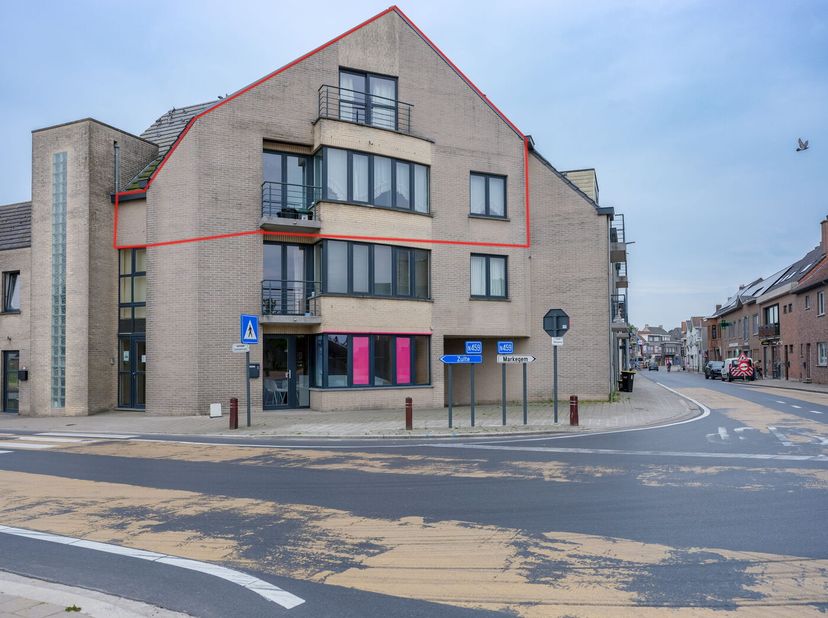 In het levendige centrum van Dentergem ligt dit ruime appartement uit 2004, perfect voor wie op zoek is naar een gezellige en praktische woonplek. Met