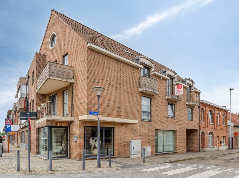 Wonen in het hart van de stad. Dit energiezuinige duplex-appartement (EPC B) ligt op wandelafstand van winkels, gezellige bistro's en het station. Gel