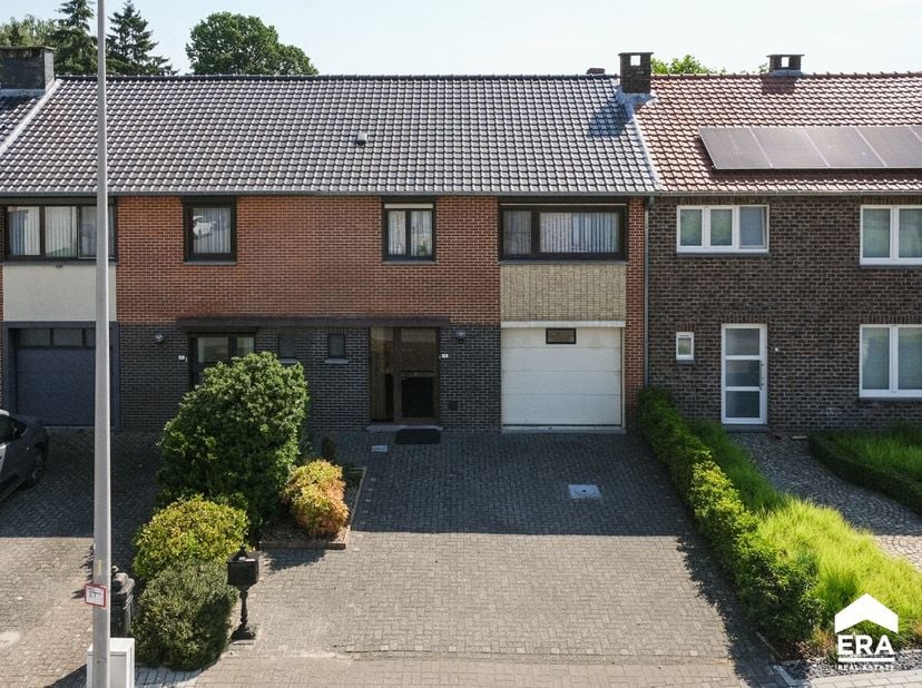 Gezinswoning met 3 slaapkamers, garage en zonnige tuin op toplocatie in Peer. Verzorgde woning met zeer gunstige ligging en vlotte verbinding naar o.a