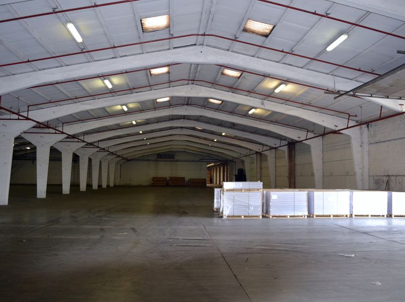 Magazijn/opslagruimte te huur met een oppervlakte van 3.500m2. Commerciële ligging met vlotte verbinding naar op- en afrit van Waregem. Het gebouw is