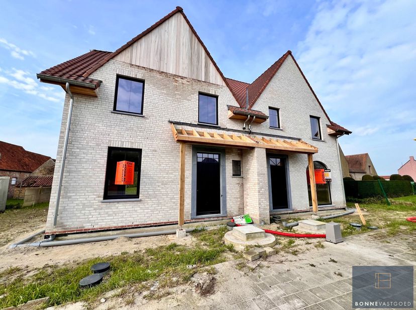 Binnenkort in uw energiezuinige thuis onder de kerktoren van Lapscheure wonen? <br />
De afwerking kan momenteel nog naar eigen wensen gekozen worden.