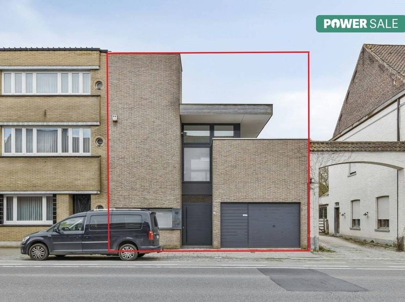 Deze karaktervolle eigendom (bouwjaar 1993) in de Meensesteenweg 317 te Bissegem deed steeds dienst als praktijk.  De garage is alvast een pluspunt.<b