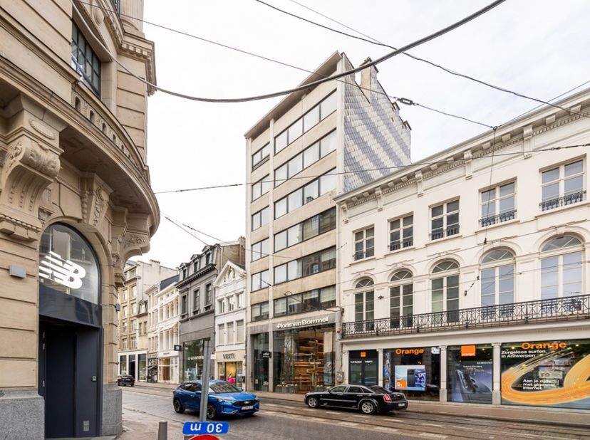 CASCO DUPLEXAPPARTEMENT -<br />
<br />
Ontdek dit ruime casco duplex appartement op de bovenste verdiepingen van een gebouw in de Huidevettersstraat.