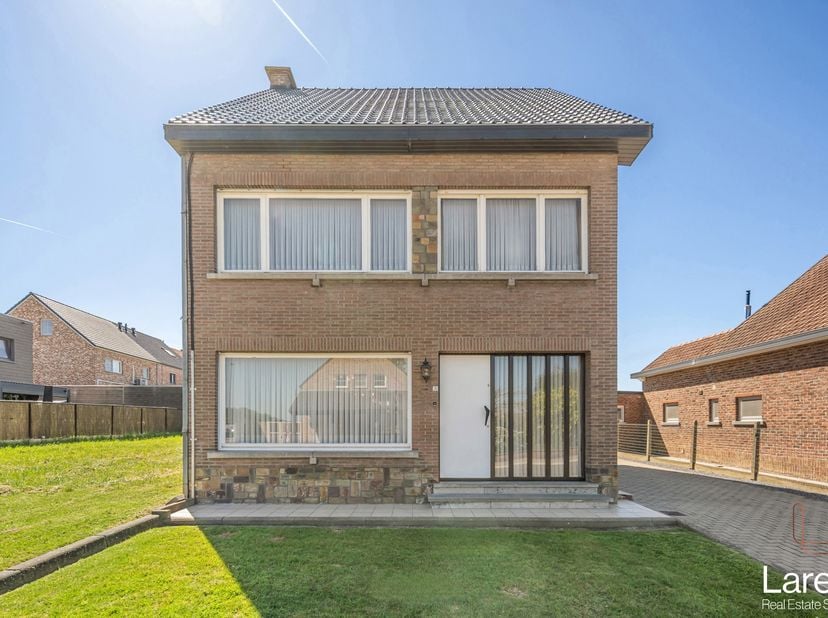 Charmante gezinswoning met potentieel op landelijke ligging<br />
In de rustige Lindestraat vindt u deze stevig gebouwde en perfect onderhouden halfop