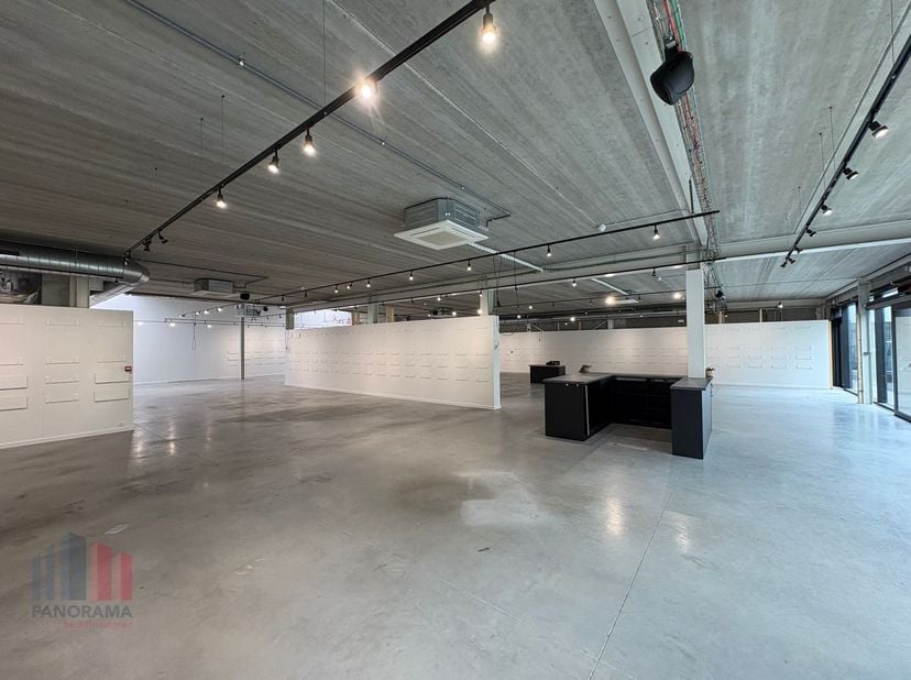 Espace commercial flambant neuf d'une superficie de 768 m² à louer. Fantastiquement situé le long de la rue commerciale Antwerpsesteenweg, à 950 m à p
