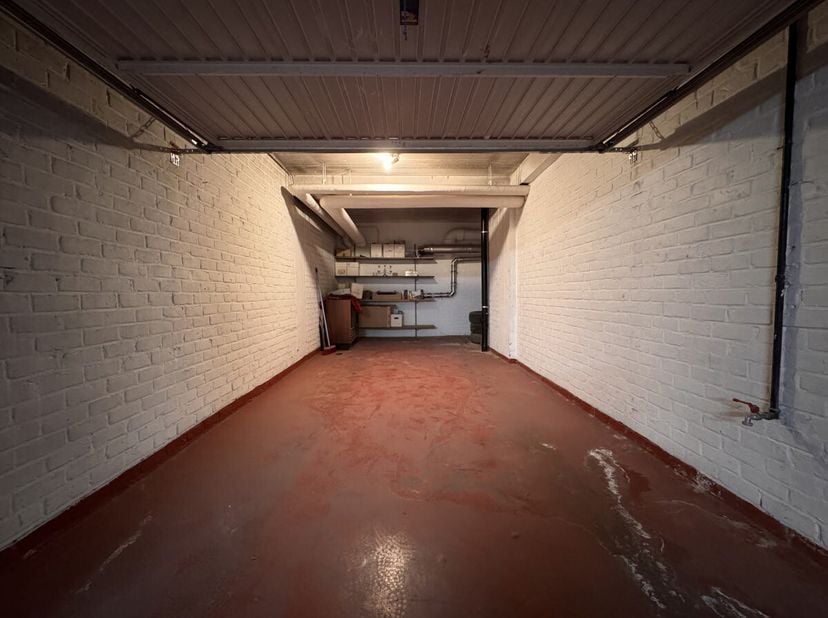 Avenue des Croix de Guerre  Dans un immeuble particulièrement bien entretenu, garage fermé de ±20 m² situé au sous-sol. Dimensions : longueur 6,90 m,