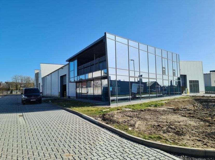 Verschillende KMO-units met kantoorruimte en eenconciërgewoningop een bedrijventerrein tussen Diest en Herk-de-Stad. De site ligt op korte afstand van