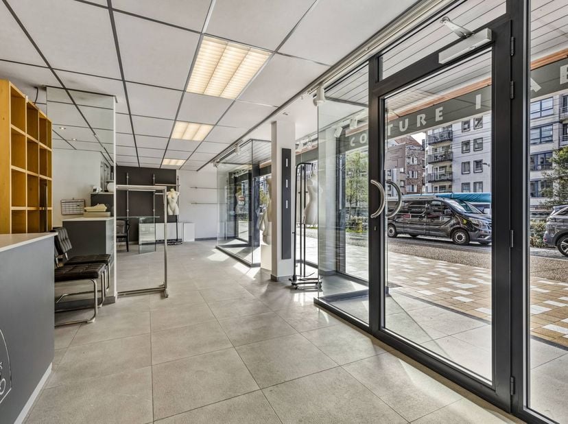 Bien professionnel à vendre à Elizabetlaan 365 boîte 001,
                    8301 Heist