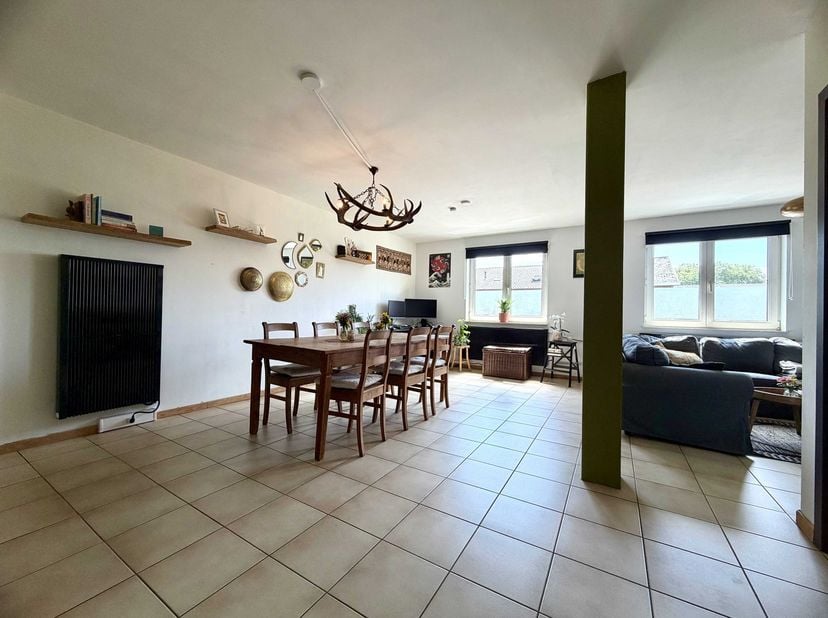 Dit appartement is rustig gelegen in een doodlopende straat in een kleinschalige en welonderhouden residentie (slechts 2 wooneenheden in het totaal).