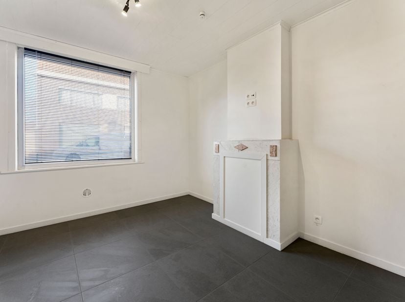 Aangename woning met tuin en 3 slaapkamers!<br />
Bij het betreden van de woning kom je in een ruime inkomhal die meteen een praktische en uitnodigend