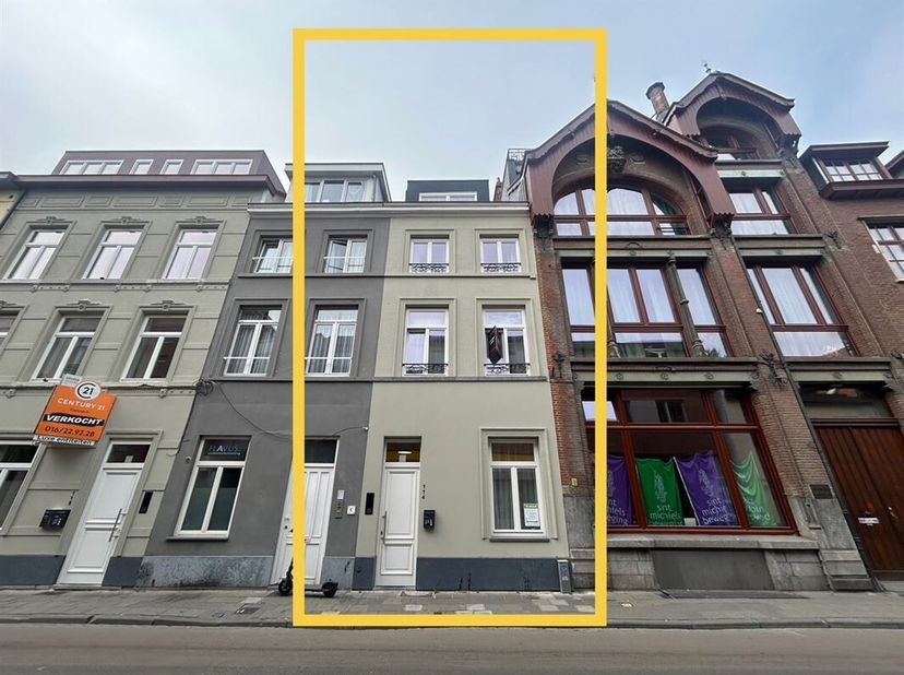 De Tiensestraat ademt sfeer met zijn heterogeen straatbeeld: enerzijds heb je de verschillende stijlen van historische gebouwen en anderzijds kan je e