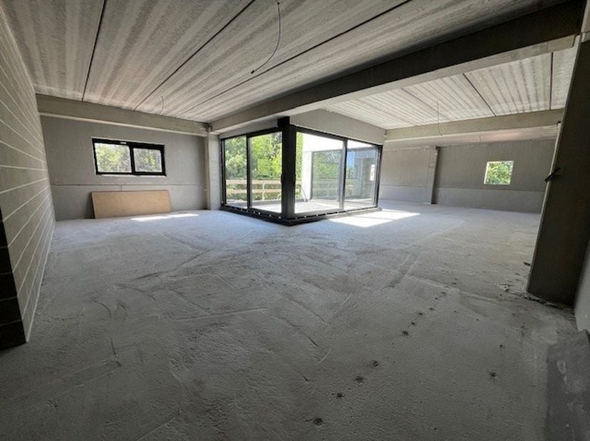 Momenteel casco kantoorruimte (ca 180 m²) met terras (ca 20 m²), gesitueerd op de eerste verdieping van een recente industriebouw in het kloppend hart