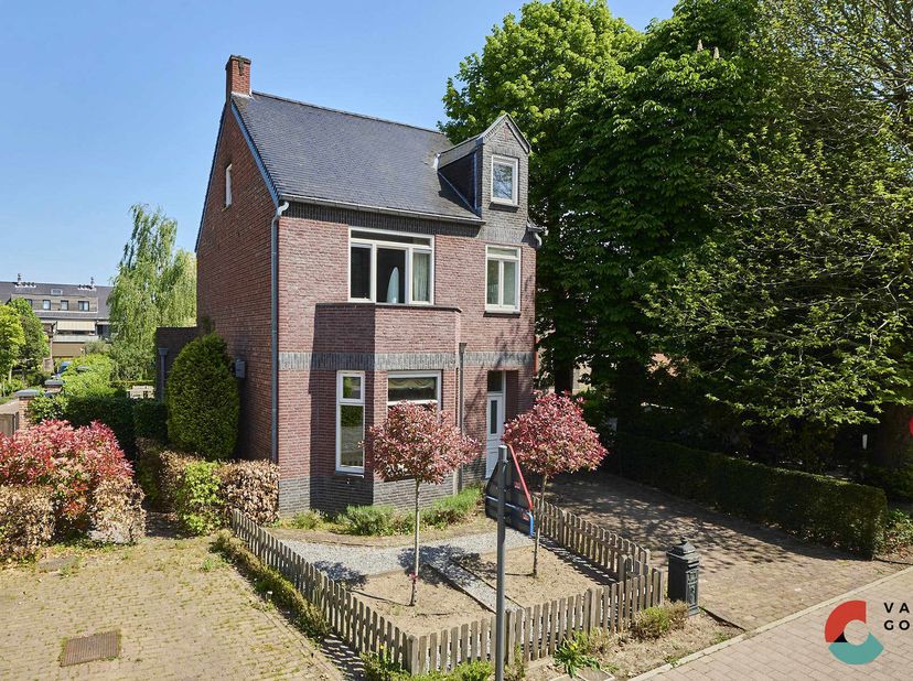 Deze charmante vrijstaande woning uit 1938 (gerenoveerd in 2008) vinden we terug op wandelafstand van Neerpelt centrum met voldoende parkeermogelijkhe