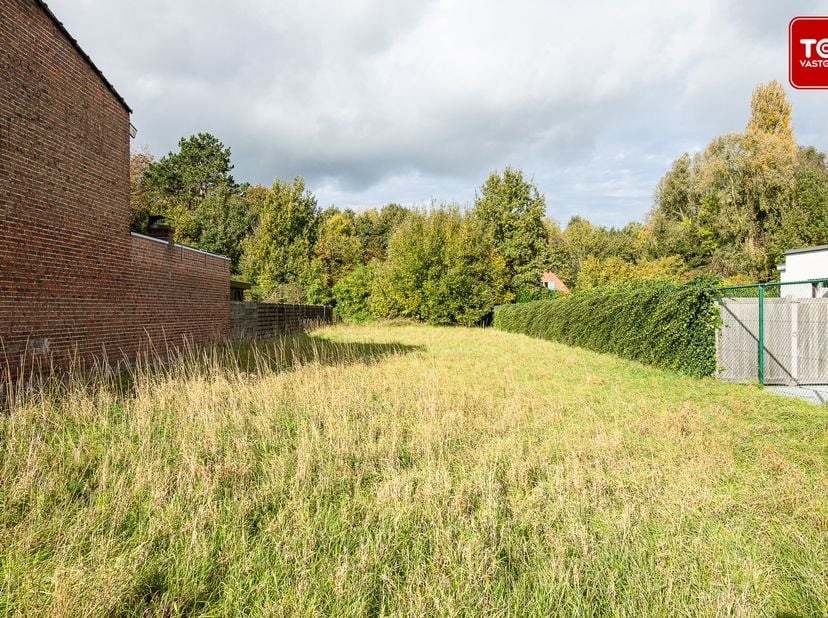 uitstekend gelegen perceel, geschikt voor halfopen bebouwing, in een aangename en vlot bereikbare buurt. <br />
Het perceel bevindt zich op korte afst