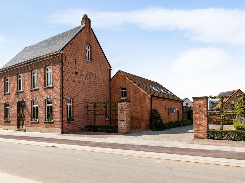 Authentiek karakterpand met tal van mogelijkheden voor gemengd gebruik<br />
Dit charmante gebouw, opgericht begin 20e eeuw, ademt authenticiteit en
