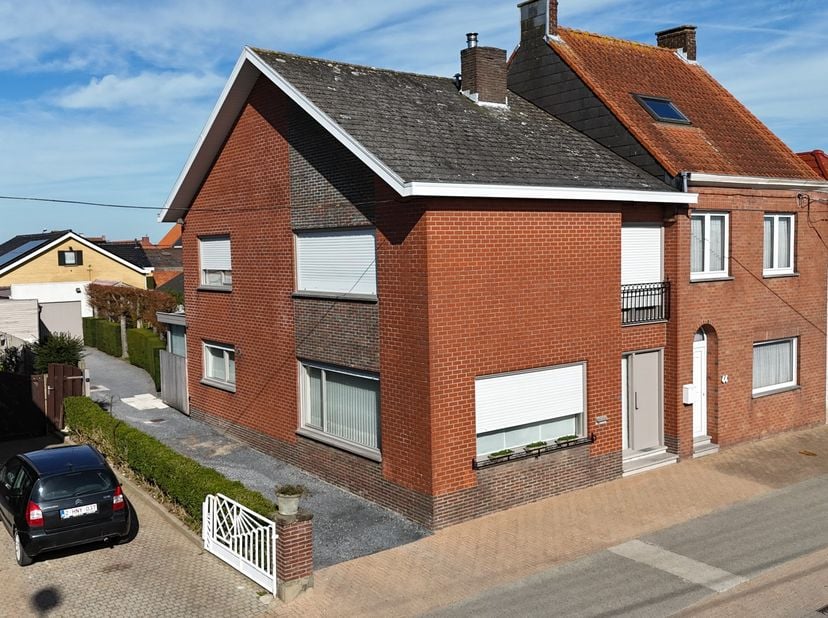 In de Handzamestraat in Kortemark, op wandelafstand van het centrum, bevindt zich deze halfopen bebouwing met ruime oprit (en automatische poort) én m