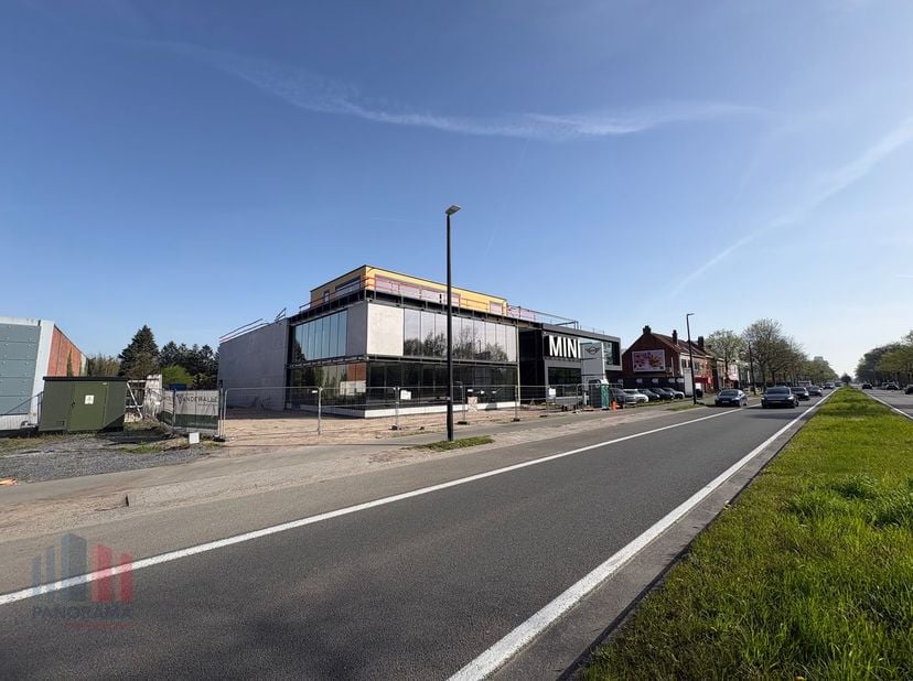 Gloednieuwe casco handelsruimte/showroom te huur. Fantastisch&amp;nbsp;gelegen langs de commerciële Kortrijksesteenweg en op slechts 4 km van de E40 en R4