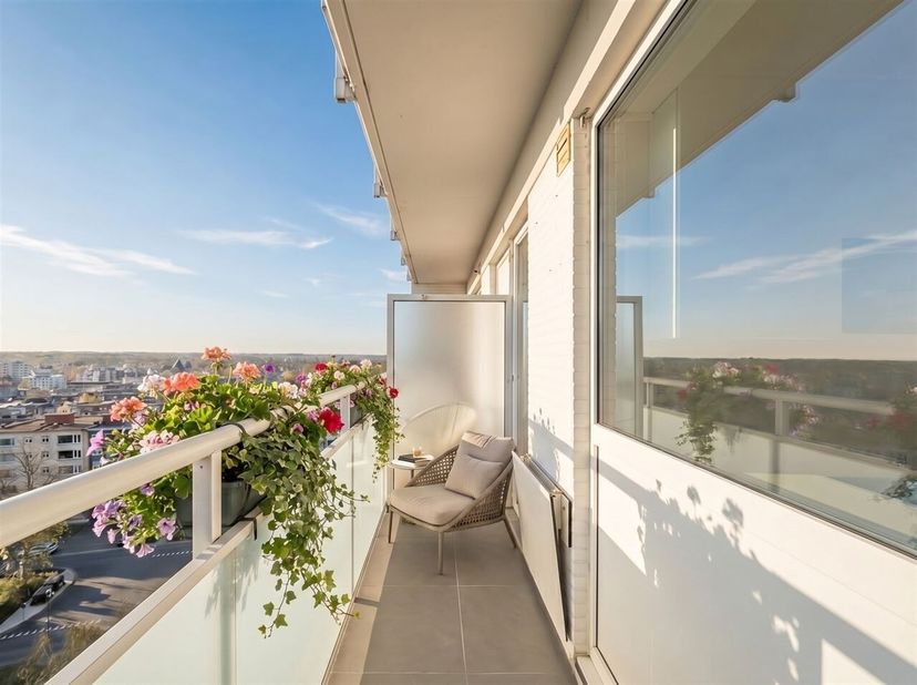 Op een gunstige ligging aan het Rucaplein in Wilrijk bevindt zich dit instapklare appartement. Het appartement combineert comfort met mogelijkheden om