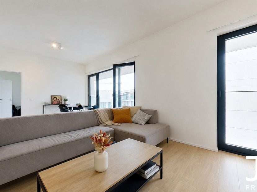J&amp;amp;J Properties vous propose ce magnifique appartement une chambre de 73 m² (Valeur PEB), situé au 7ᵉ étage d’un immeuble récent.<br />
Le bien se