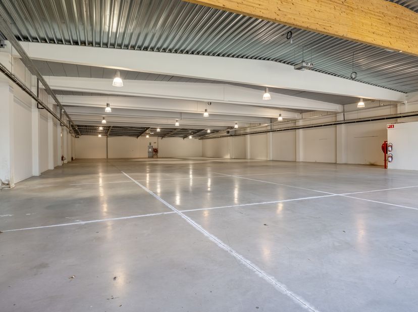 Op een gegeerde zichtlocatie aan de Genkersteenweg 159 in Hasselt bevindt zich dit instapklare en industrieel geïsoleerde winkelpand. Met een terreino
