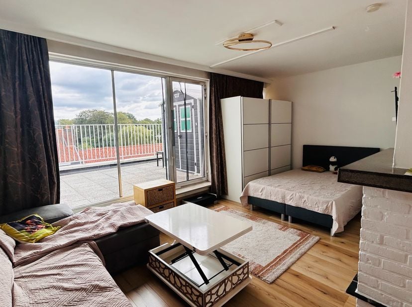 Dit gemeubeld appartement bestaat uit: inkomhal, leefruimte met zit - &amp;amp; slaaphoek, keuken (met spoelbak, 2 kookplaten, frigo &amp;amp; microgolf), zee