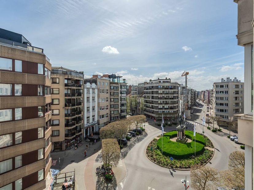 Dit magnifiek appartement te koop is gelegen op de vijfde verdieping van Residentie Zeeroos langs de Van Iseghemlaan te Oostende. Dit appartement onde
