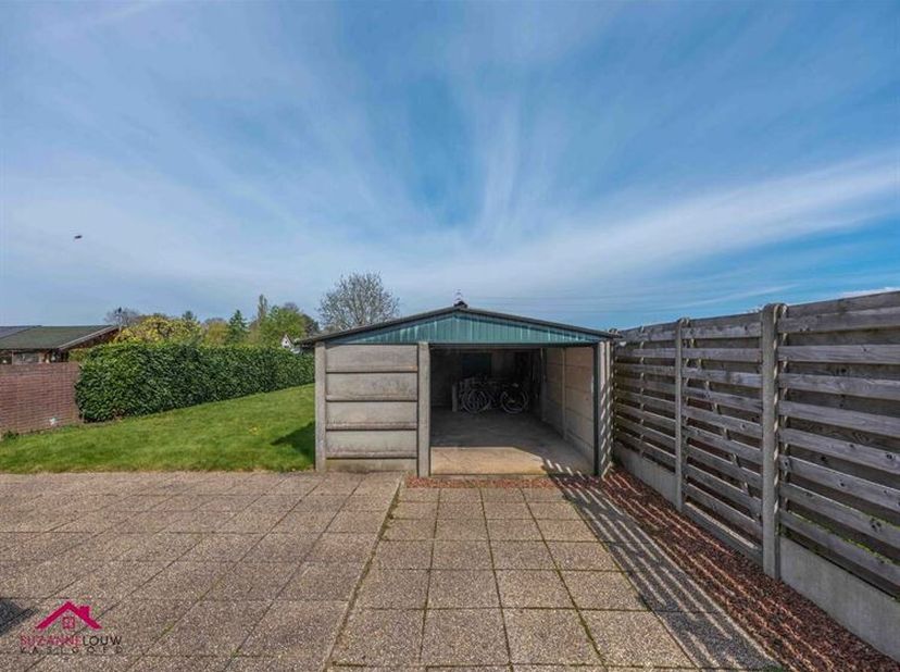 Te renoveren woning op ruim perceel, genietend van een rustige ligging op een steenworp van het centrum<br />
Troeven<br />
- Gelegen in een aangename