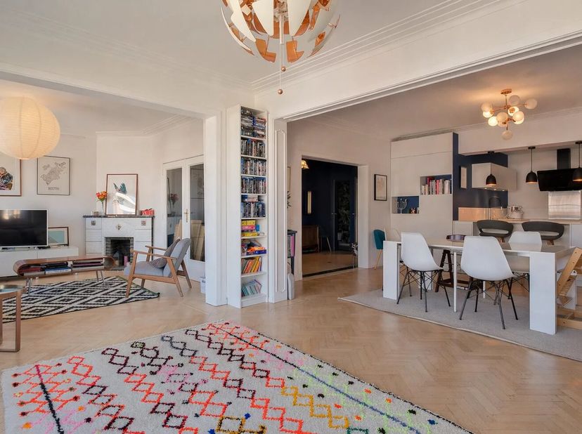 Molière / Idéalement situé à proximité immédiate de la place Constantin Meunier, ce superbe appartement denviron 156 m² bruts se trouve au 7 étage dun