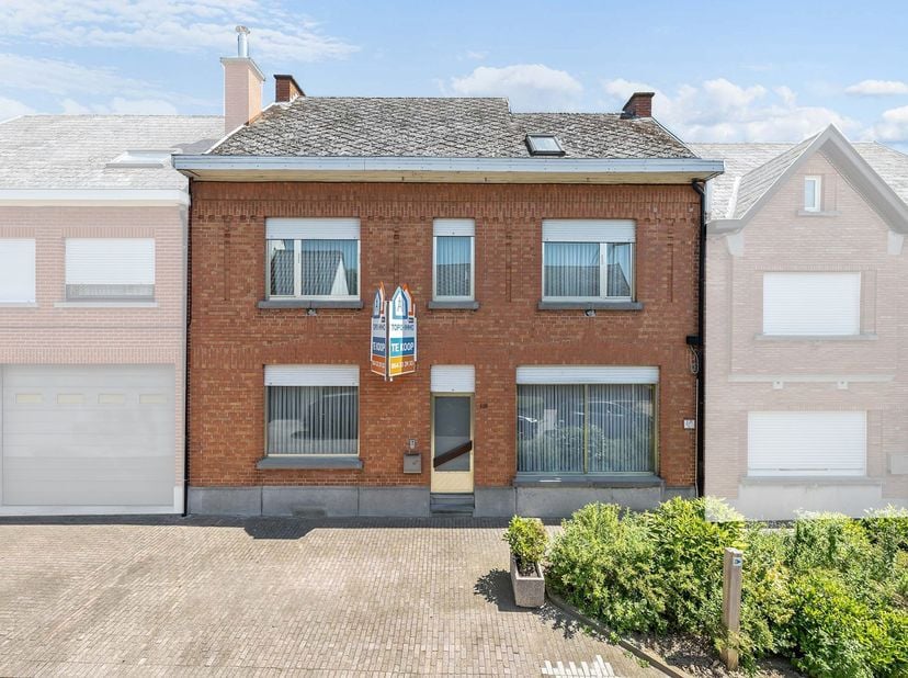 In het hart van Welle bevindt zich deze ruime te renoveren eigendom met tal van mogelijkheden. Winkels, scholen en openbaar vervoer bevinden zich op w