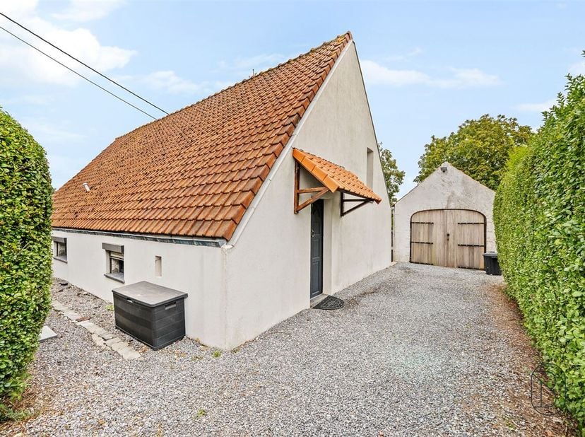 Vous recherchez une maison de campagne offrant de grands espaces extérieurs et un charme chaleureux et authentique ? Cette charmante maison située dan