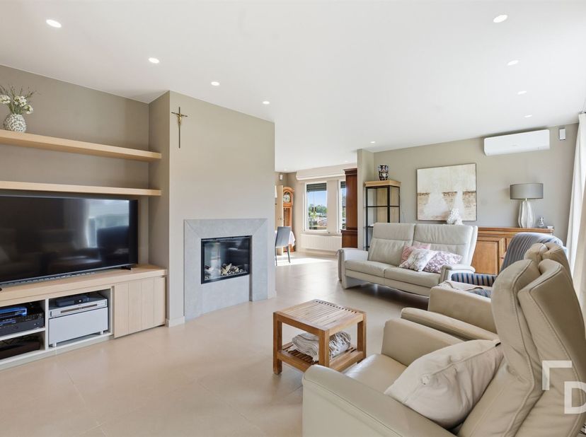 In de Dekemelelaan te Boezinge vinden we deze statige villa op een perceel van 903m² en een ruime bewoonbare oppervlakte van 302m².<br />
Deze woning
