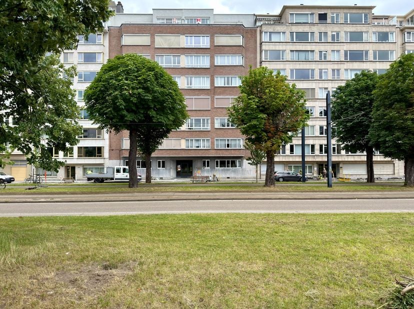 Dit KARAKTERVOL 3-SLPK APPARTEMENT (155m²) situeert zich op de 7de verdieping van de klassevolle residentie “BALMORAL” en is centraal gelegen aan het