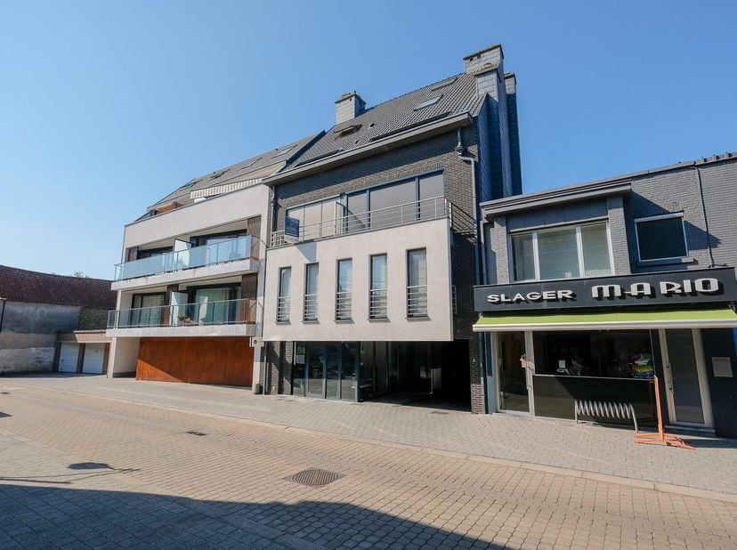 Bent u op zoek naar een comfortabel appartement op een toplocatie? Dan is dit verzorgde 1-slaapkamerappartement in de Boudewijn Lippensstraat 4 bus A3