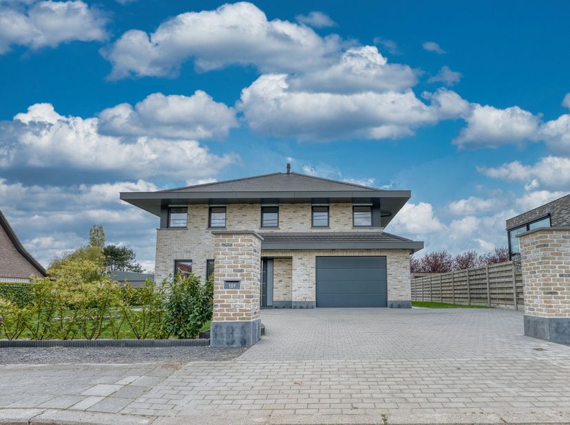 Deze recente en verzorgde woning biedt een comfortabele woonruimte met een praktische indeling en een aangename lichtinval. Dankzij de centrale liggin