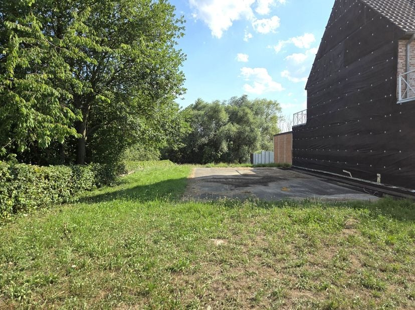 Bouwgrond gelegen te Hillegem, deelgemeente van Herzele, voor een halfopen bebouwing. De oppervlakte van de bouwgrond bedraag 979m². <br />
Op de bouw