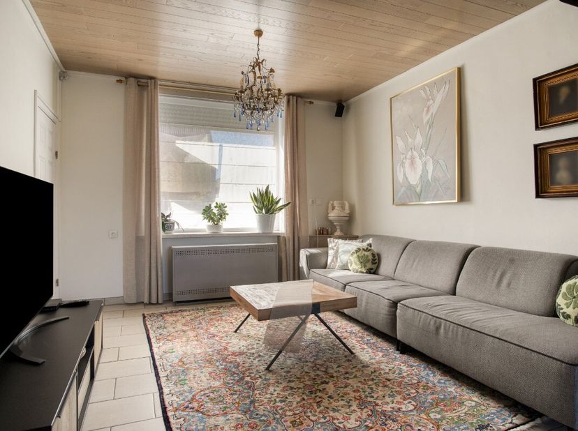 Halfopen woning met vier ruime slaapkamers, gelegen op een uitstekende toplocatie in het charmante Loppem, een deelgemeente van Zedelgem. Deze goed on