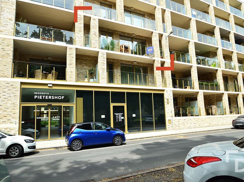 In het centrum van Ieper bevindt zich dit modern appartement met bijhorende staanplaats, gelegen in de Burggraafstraat. Het gebouw werd opgetrokken in