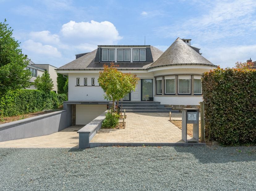 Dans un emplacement stratégique à Ninove, le long d'une importante route de liaison, se trouve cette villa intemporelle qui répond parfaitement à la c