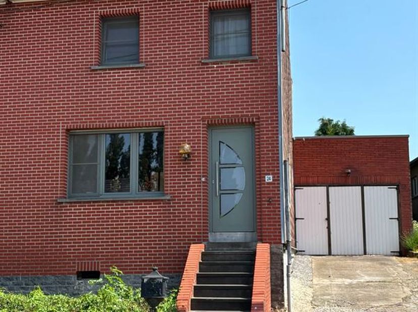 !!!VENDU !!!<br />
MAISON TRÈS CALME AVEC 3 CHAMBRES<br />
Prix indicatif : 350 000 euros<br />
Maison très calme avec 3 chambres, garage et jardin sp