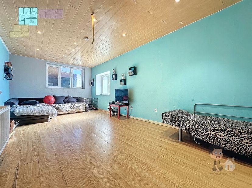 Duplex te koop in Courcelles<br />
Deze ruime maisonnette ligt in Courcelles en biedt een comfortabele woonomgeving, dicht bij alle voorzieningen (win