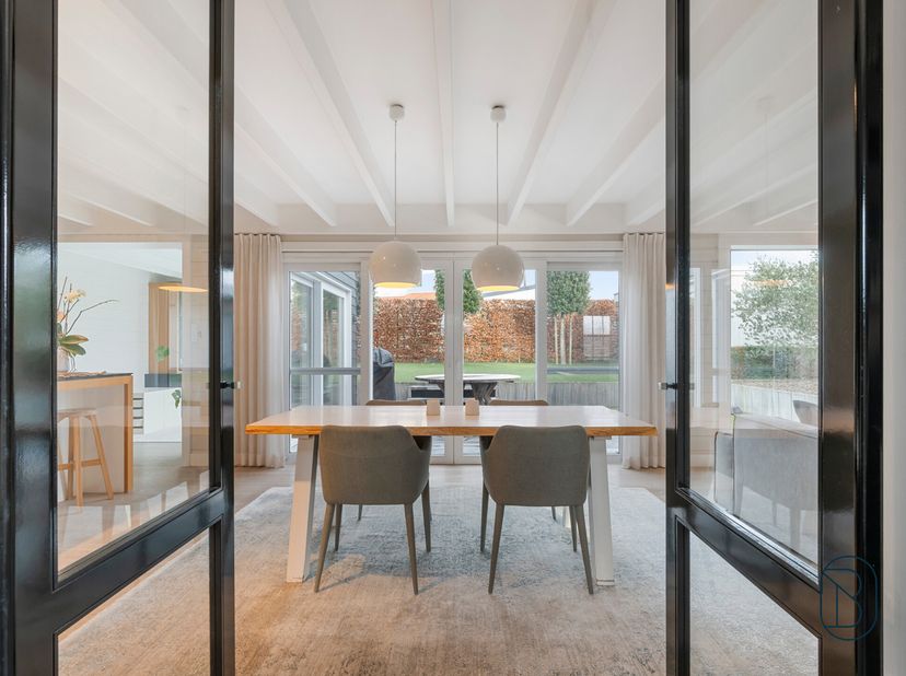 Prachtige exclusieve Mi Casa villa op een goeie strategische ligging in Waregem!Laat u verrassen door deze charmante perfect onderhouden villa, ingeri