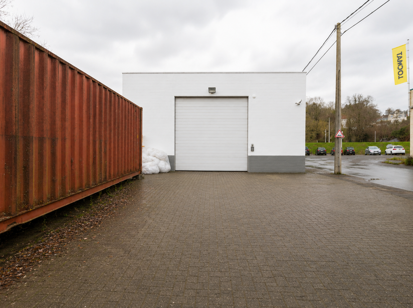 Parc industriel de Wauthier-Braine :<br />
<br />
Accès rapide à Bruxelles et aux grands axes routiers.<br />
Logistique aisée au sein d’un parc indus