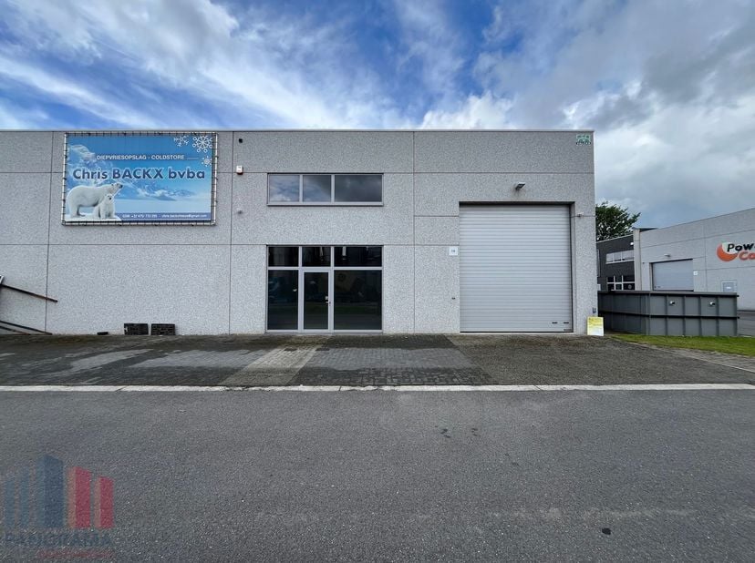 Strategisch gelegen KMO-unit van 500 m² te koop in Wetteren aan de voorzijde van het KMO-park. De site bevindt zich op een centrale ligging, op slecht