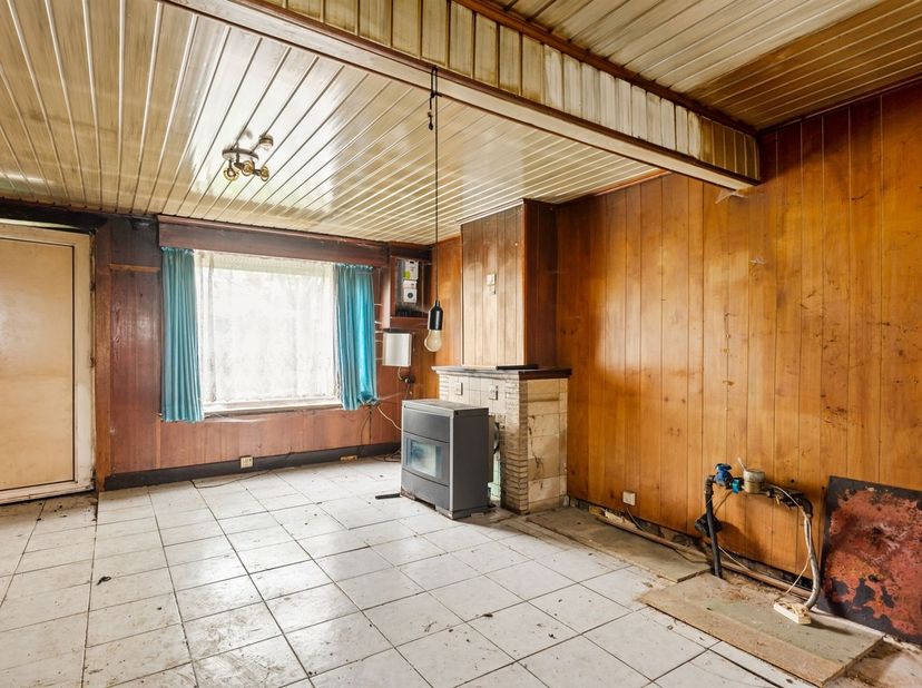 Te renoveren eengezinswoning met tuin en opslagruimte<br />
<br />
Ligging:<br />
Deze te renoveren woning is gelegen net buiten het centrum van Be