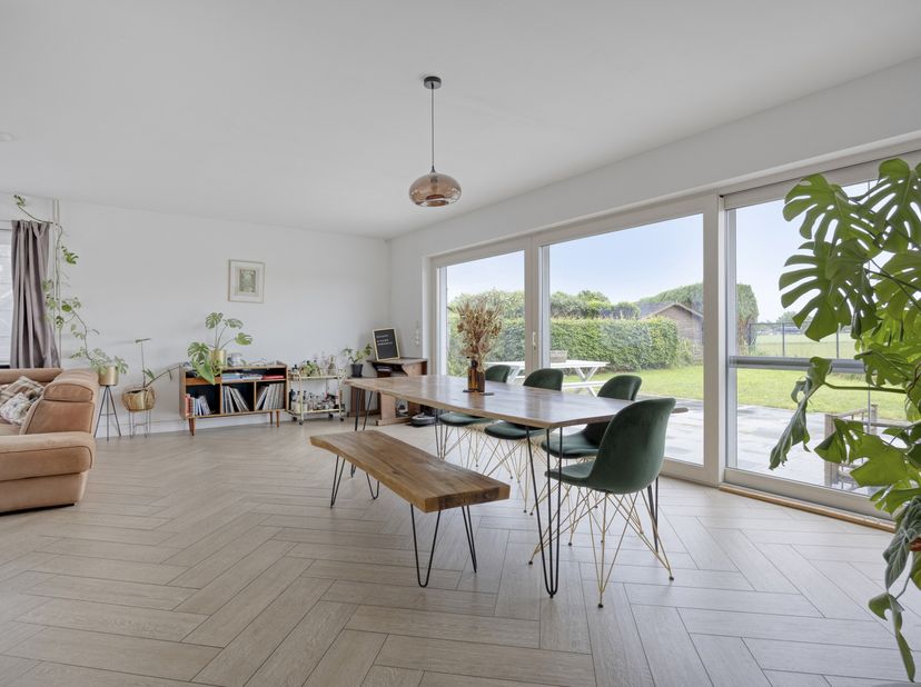 Agréable villa avec une magnifique vue sur les champs et à distance de marche du centre d'Huldenberg.<br />
La maison se situe sur une parcelle de +/-